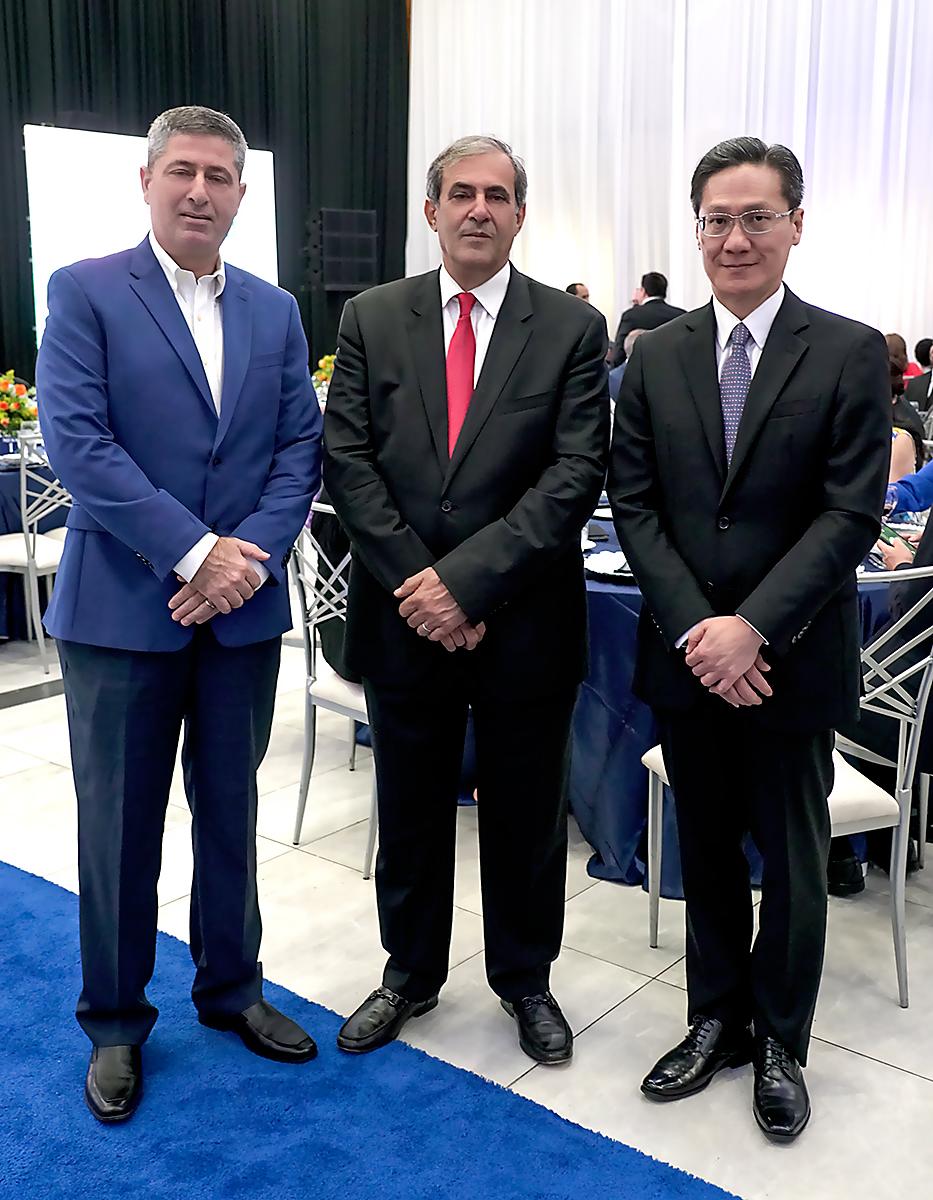 Nicolas Larach presidente de la cámara de comercio e industrias de El Progreso, Karim Qubain presidente de la Asociación del Cuerpo Consular y Francisco Chang cónsul de Taiwán.