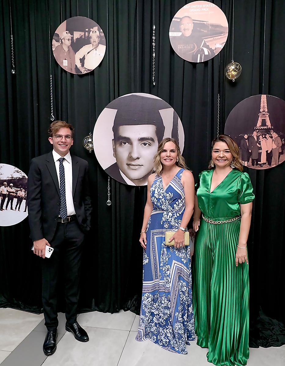 Marco y Rosa María Raudales con Maritza Urbina