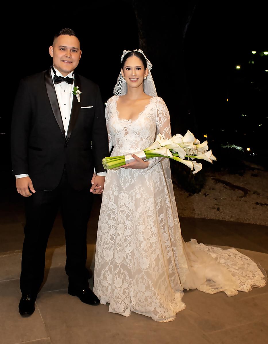 Los recién casados Raúl Andino y Alejandra Cárcamo.
