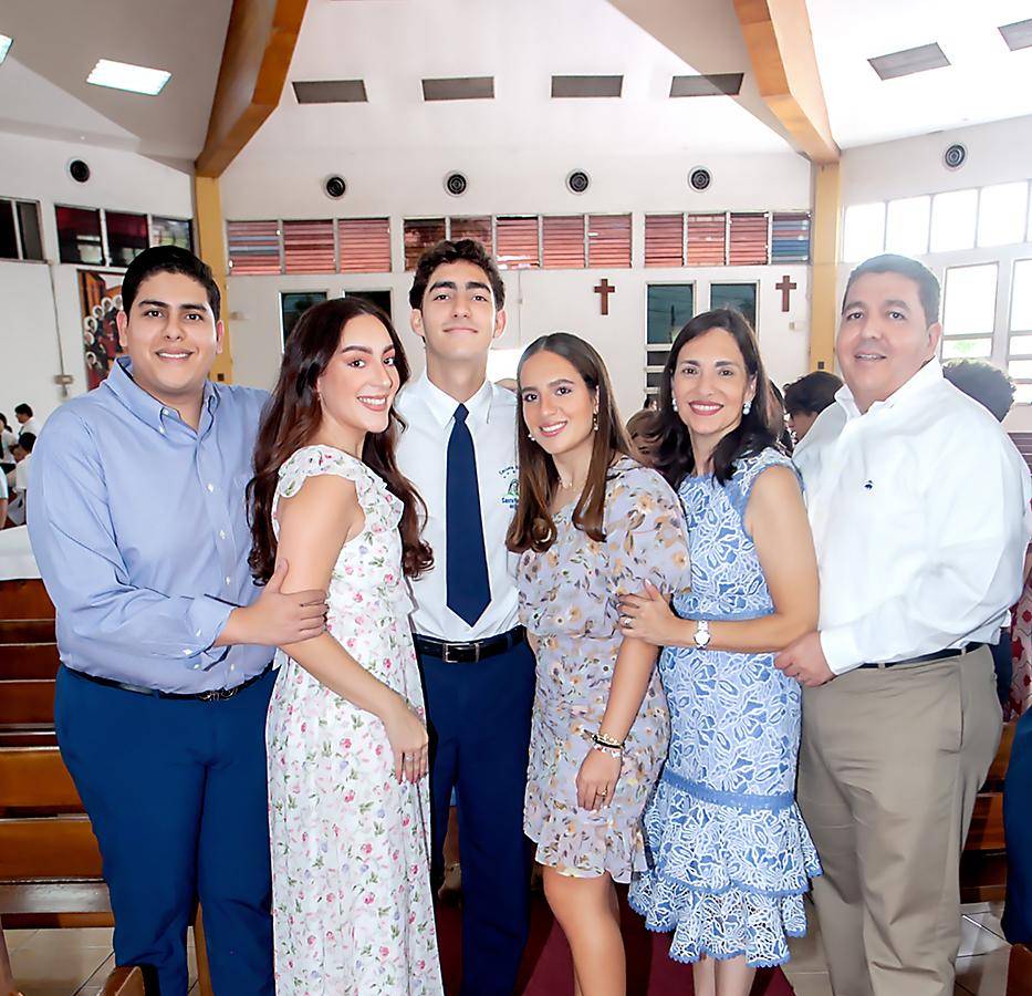 Alumnos de Santa María del Valle realizan su Confirmación Alumnos de Santa María del Valle realizan su Confirmación