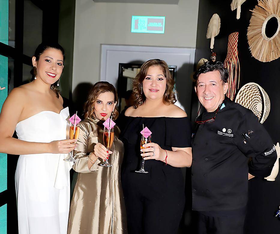 ESTILO fue anfitriona de un viaje por la alta gastronomía hondureña durante una cena en el restaurante 9 Patrias de Unitec. Un exclusivo grupo de clientes y amigos de la marca insigne de Grupo Opsa disfrutaron esa experiencia sensorial en la que además se hizo un repaso visual de la evolución de Estilo durante su historia de casi 27 años. En la imagen; Michelle Marsan, Blanca Bendeck, Isabel Sabillón y Daniel O’Connor