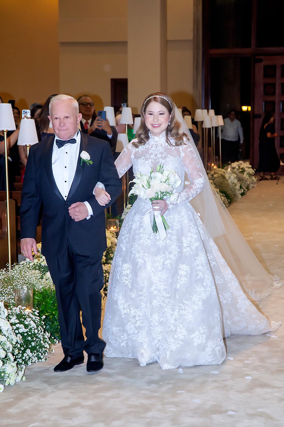 Roger Danilo Valladares y su amada hija Ruth Michelle, al caminar hacia el altar. Roger Danilo Valladares y su amada hija Ruth Michelle, al caminar hacia el altar.