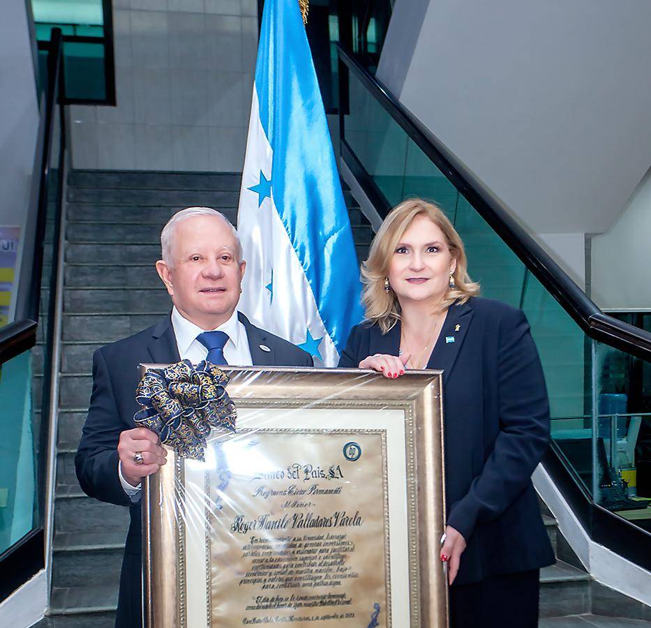 Banpaís elige a Roger Valladares como abanderado del año Banpaís elige a Roger Valladares como abanderado del año