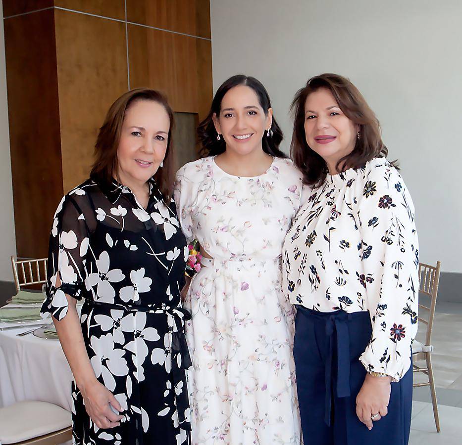 Conchita de Sarmiento, Andrea Sarmiento y Mildred Handal. Conchita de Sarmiento, Andrea Sarmiento y Mildred Handal.