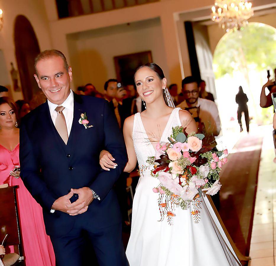 Muy felices padre e hija Rafael y Sofia Aguirre entraron al templo mientras se escuchaba la melodia “Con te partiro” de Andrea Bocelli Muy felices padre e hija Rafael y Sofia Aguirre entraron al templo mientras se escuchaba la melodia “Con te partiro” de Andrea Bocelli