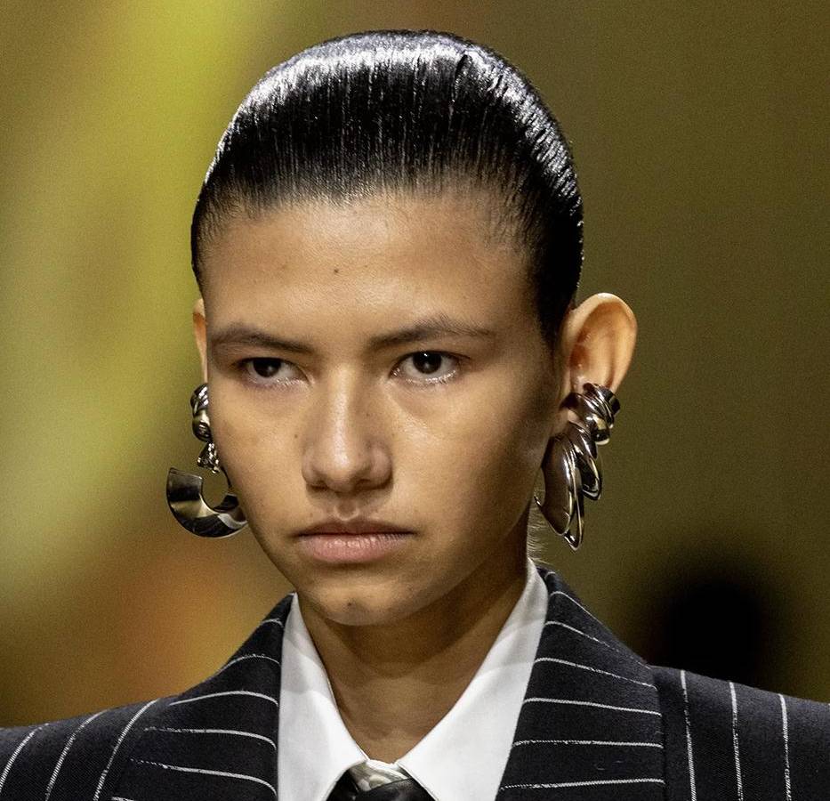 Un look andrógino, en un power suit a rayas, marcó su participación en el runway de Alexander McQueen en París Un look andrógino, en un power suit a rayas, marcó su participación en el runway de Alexander McQueen en París