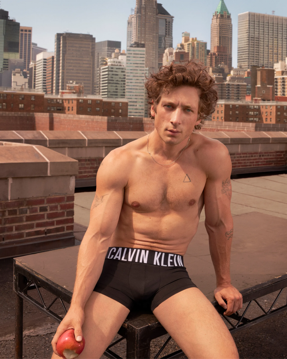 Jeremy Allen White protagoniza sexy campaña de Calvin Klein