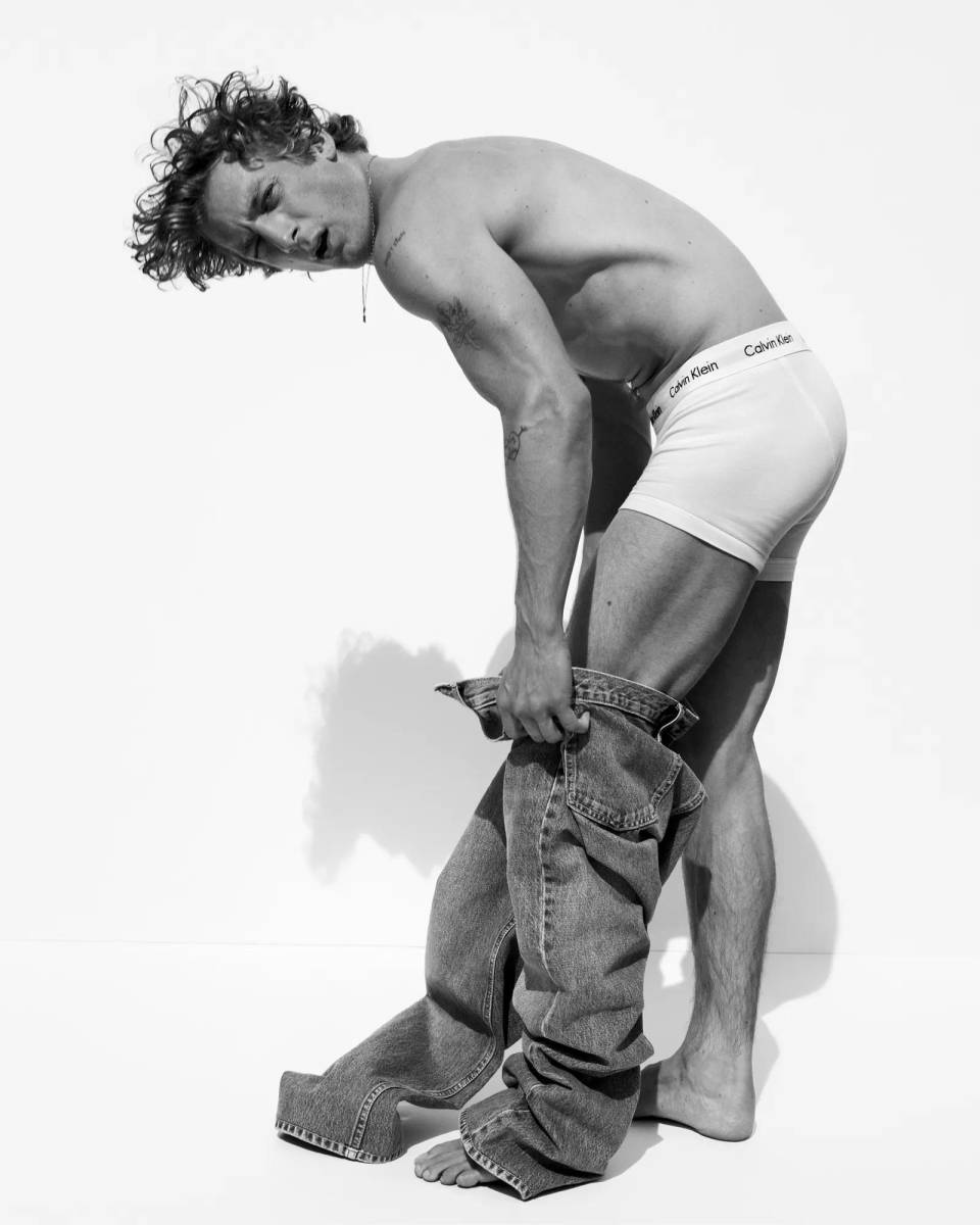 Jeremy Allen White protagoniza sexy campaña de Calvin Klein