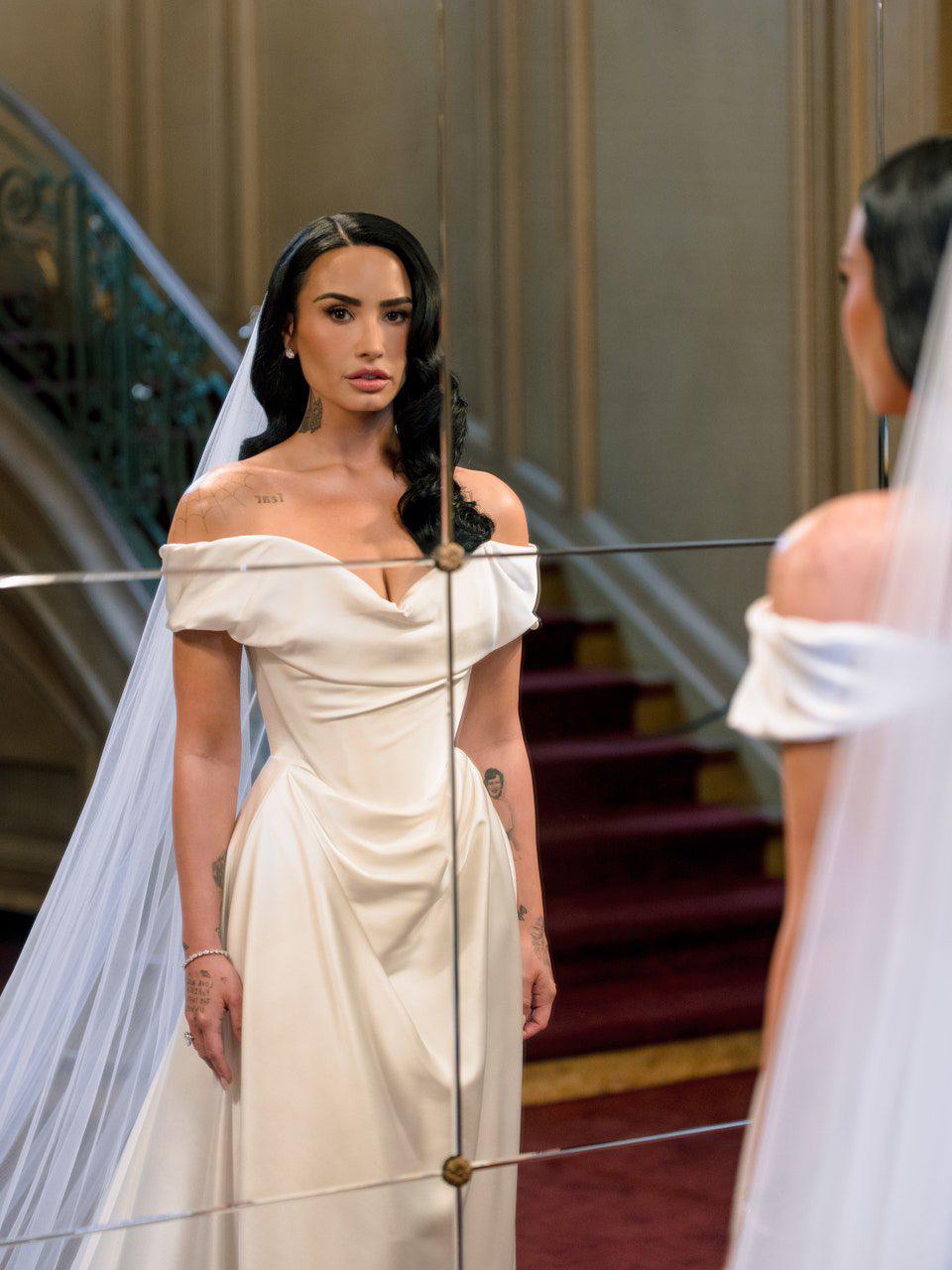 Demi Lovato en su primer vestido para su boda. Demi Lovato en su primer vestido para su boda.