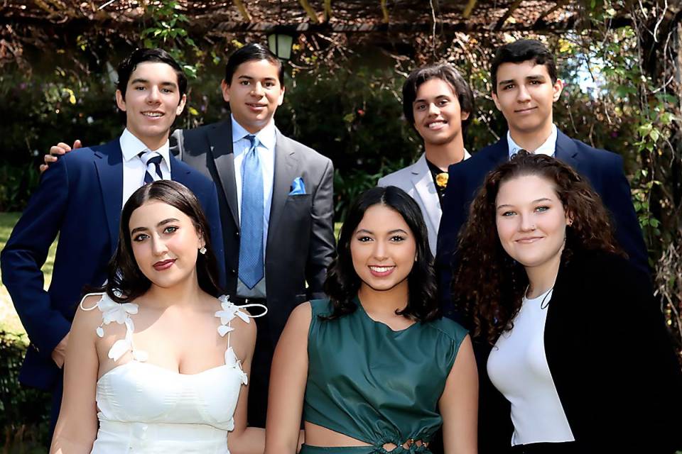 Los seniors 2023 de la Acton Academy celebraron su tradicional almuerzo donde compartieron sus experiencias y dieron gracias a Dios por permitir celebrar un agradable momento escolar que finalizará pronto como parte de un escalón en sus triunfos profesionales. El evento se realizó en Valle de Angeles, en la residencia de la Familia Maduro y fue el host Sebastián Villeda quien brindó palabras de agardecimiento a sus compañeros por todo el tiempo que han compartido juntos. Desliza para ver todas las fotografías del evento