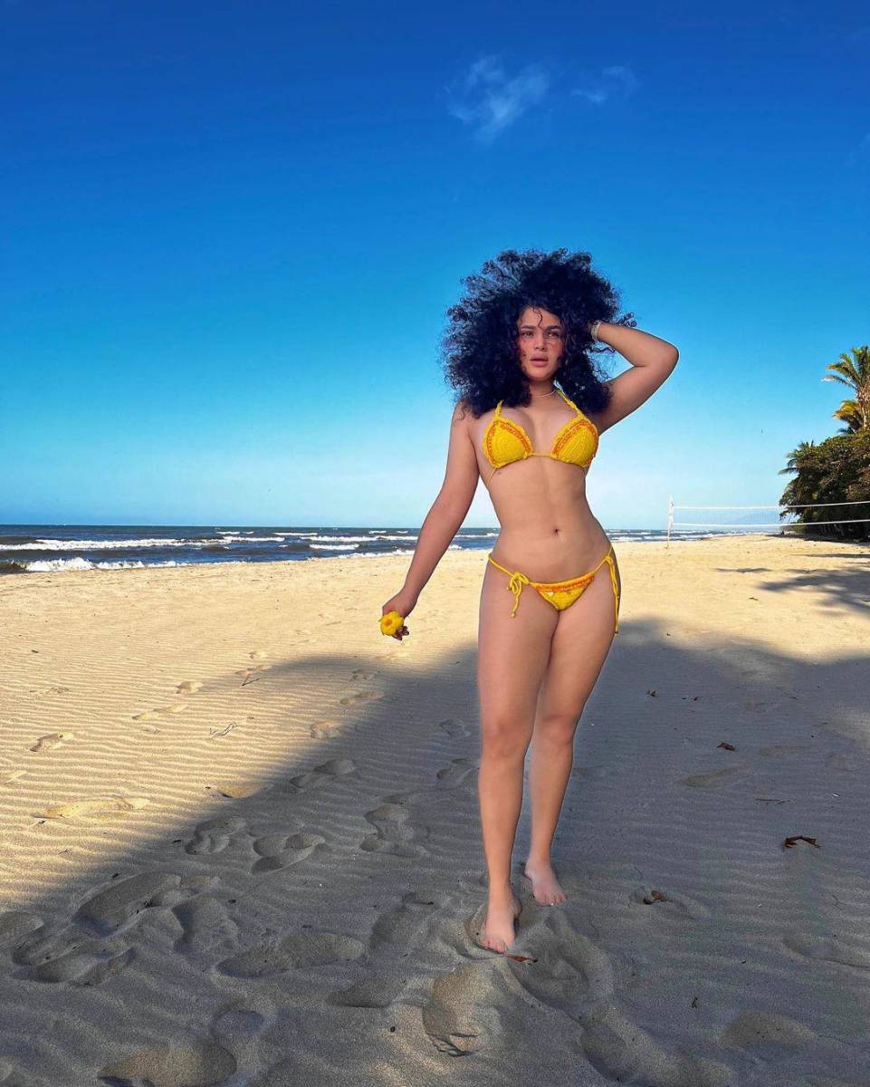 Cesia Sáenz deslumbra con su esbelta figura en playas de Honduras