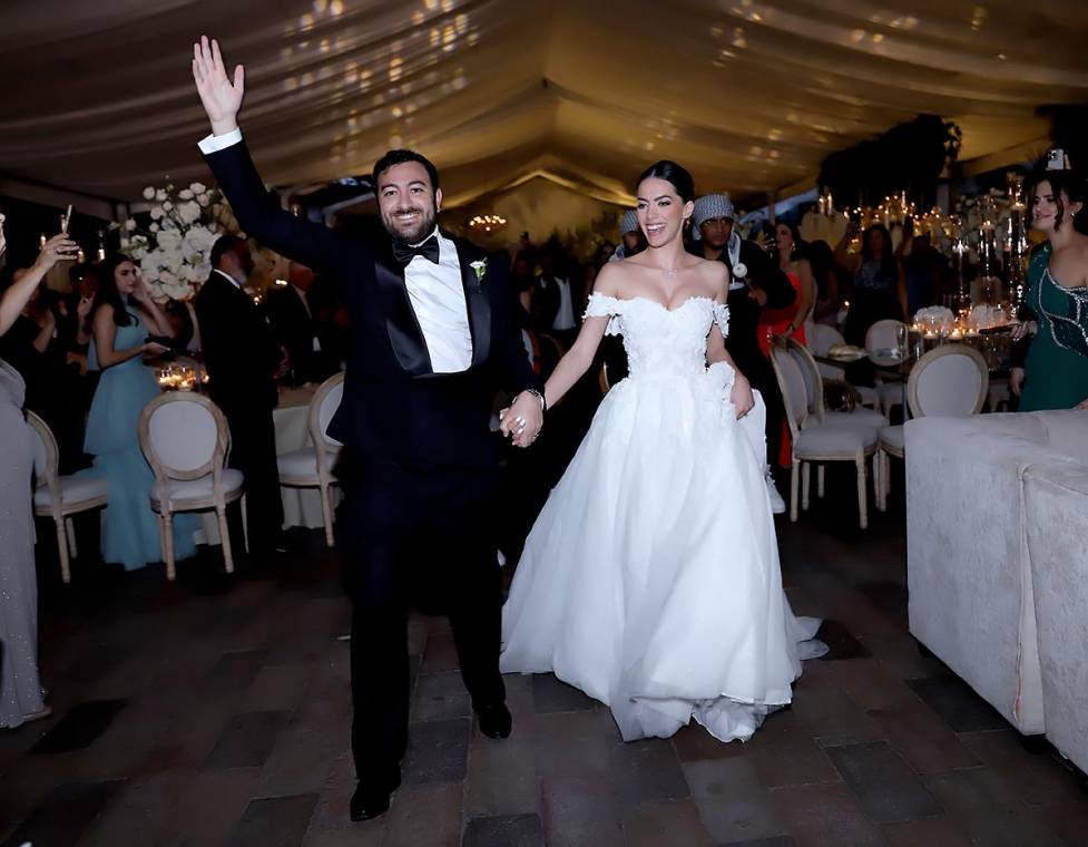 Tras la ceremonia eclesiástica, la celebración continuó en la Hacienda El Trapiche, donde la magia del ambiente, la música en vivo y una atmósfera de ensueño envolvieron a todos los presentes. Entre risas, abrazos y miradas cómplices, Victoria y Víctor Kafati vivieron una noche inolvidable, sellando con amor el comienzo de una historia que promete eternidad. Tras la ceremonia eclesiástica, la celebración continuó en la Hacienda El Trapiche, donde la magia del ambiente, la música en vivo y una atmósfera de ensueño envolvieron a todos los presentes. Entre risas, abrazos y miradas cómplices, Victoria y Víctor Kafati vivieron una noche inolvidable, sellando con amor el comienzo de una historia que promete eternidad.