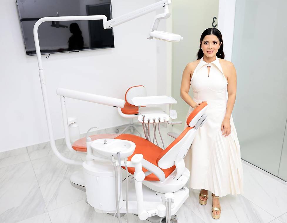 La doctora Luisa Gámez, especialista en rehabilitación oral, diseño de sonrisa, implantes dentales y restauraciones adhesivas, durante la inauguración de su clínica ROE en San Pedro Sula La doctora Luisa Gámez, especialista en rehabilitación oral, diseño de sonrisa, implantes dentales y restauraciones adhesivas, durante la inauguración de su clínica ROE en San Pedro Sula