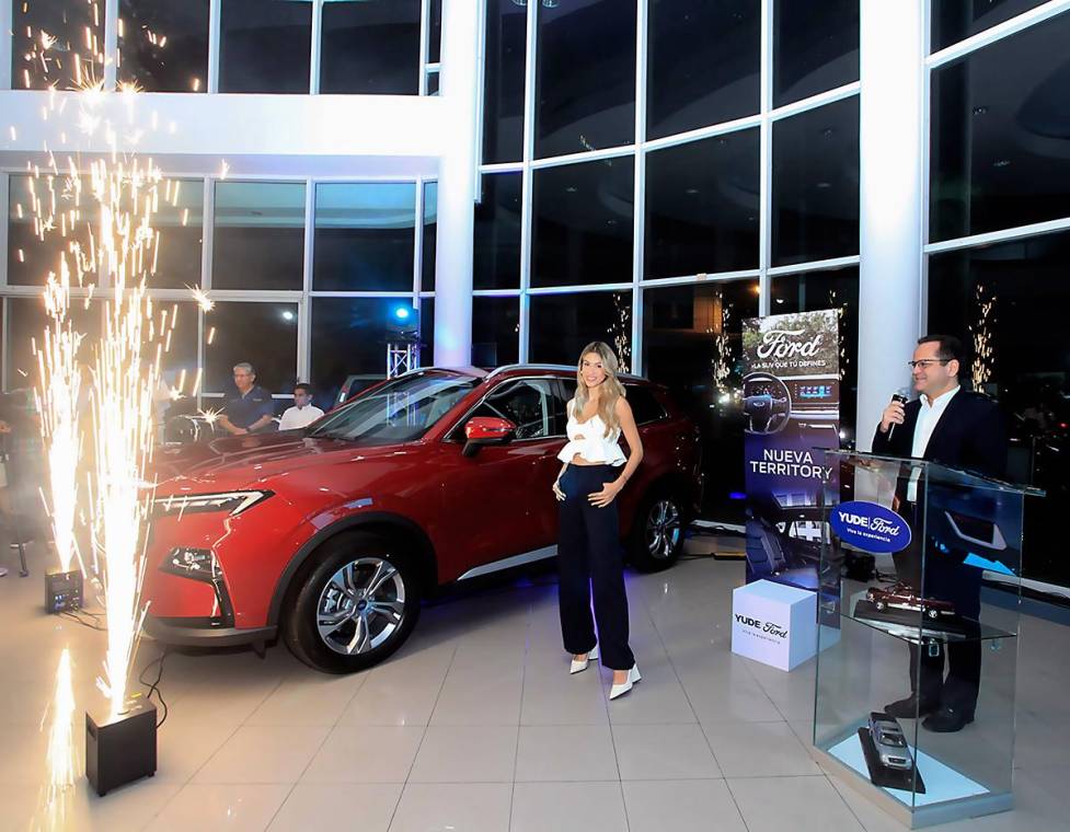 En la sala de ventas de Yude Canahuati en San Pedro Sula se presentó la nueva Ford Territory, una <b>SUV</b> que llega a tu vida para ofrecer una conducción de gran estilo y con un cautivador diseño exterior. En la imagen, Rosyl Mejía, invitada a develar el nuevo modelo