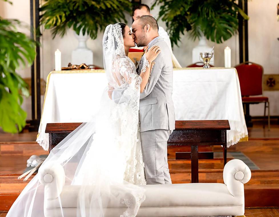 Así fue la inolvidable boda de Maxin Jerez y Gustavo Ramos, quienes unieron sus vidas en la iglesia San Antonio de Padua y luego una recepción en el hotel Telamar Resort