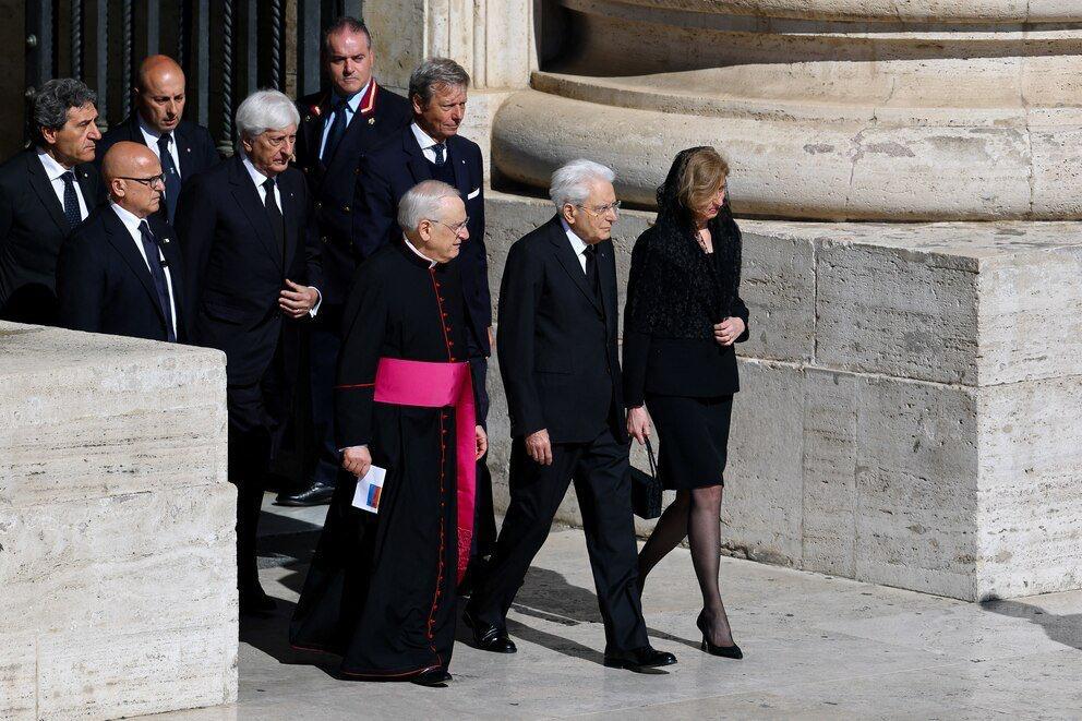 El presidente de Italia, Sergio Mattarella, lideró la delegación italiana que acompañó los actos fúnebres, en una jornada cargada de simbolismo para el país anfitrión del Vaticano.