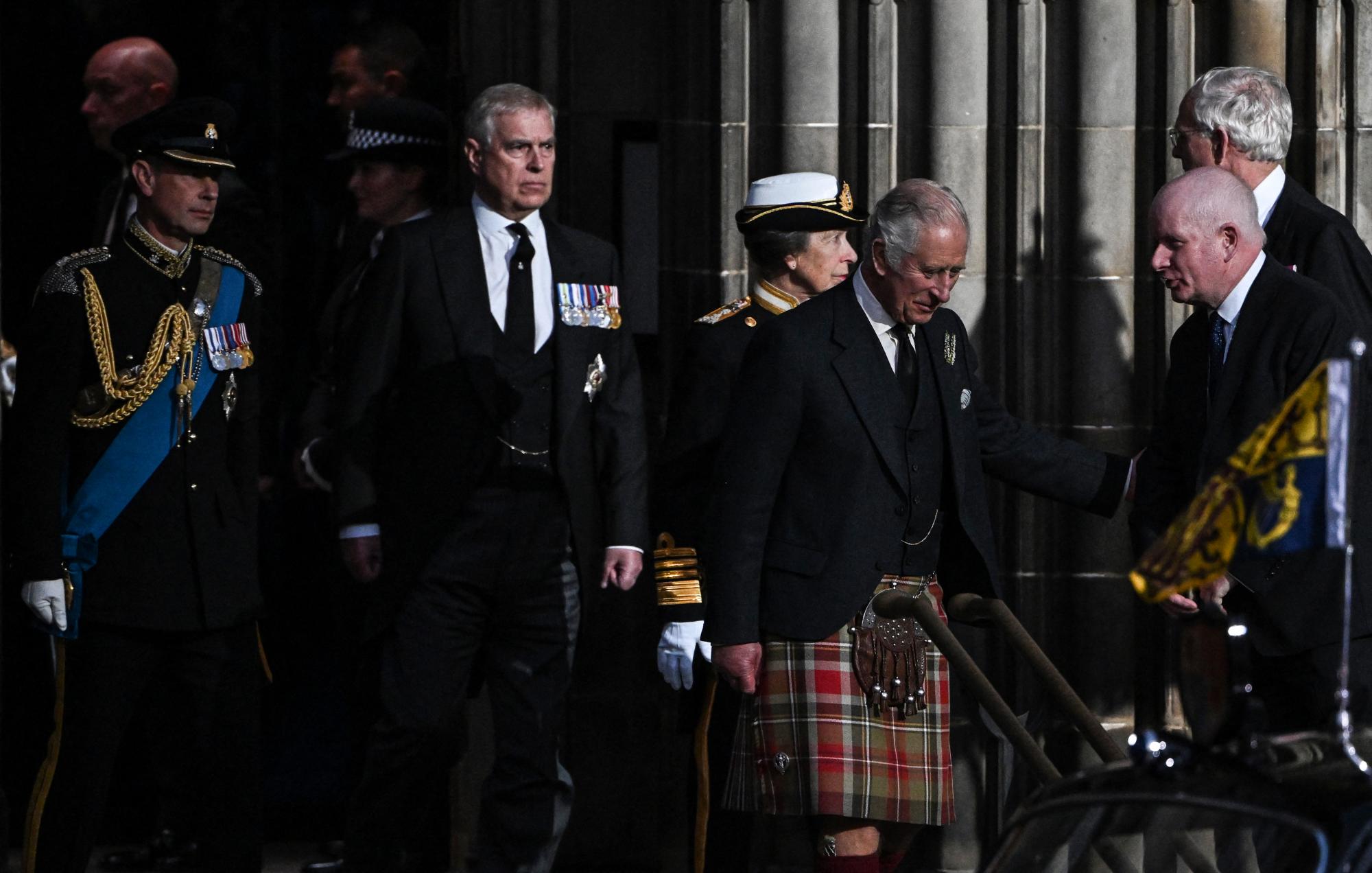 El rey Carlos III seguido de su hermanos, la princesa Ana; Andrés, duque de York y Eduardo duque de Wessex $!El rey Carlos III seguido de su hermanos, la princesa Ana; Andrés, duque de York y Eduardo duque de Wessex