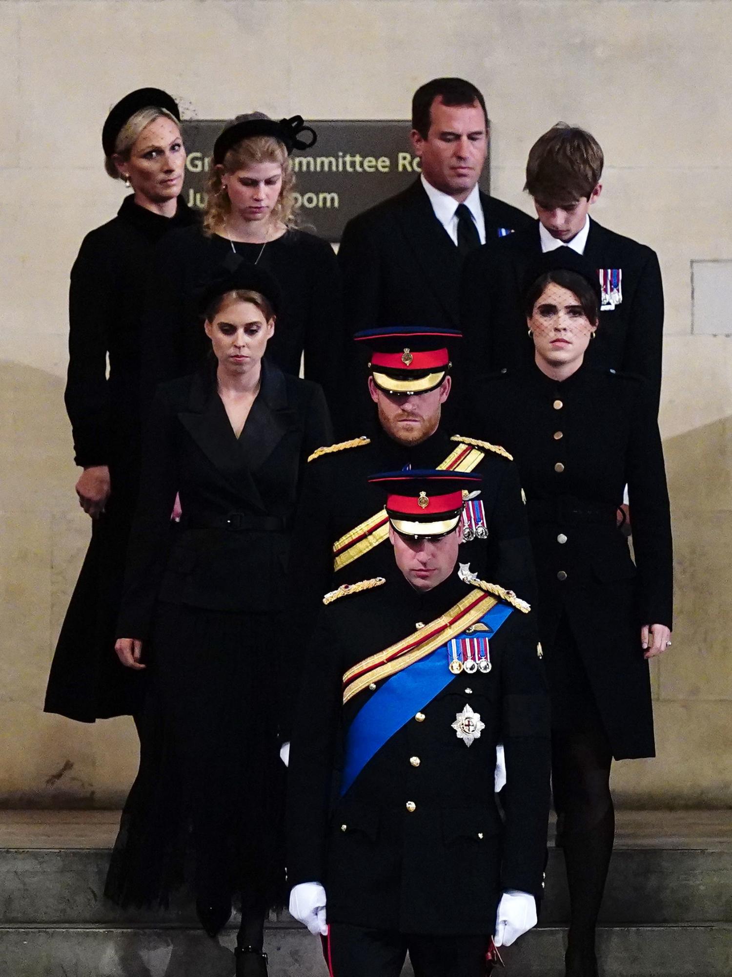 Los nietos de Isabel II en la vigilia del pasado sábado en Westminster Hall: William; Harry; Beatriz de York; Eugenie de York; lady Louise Windsor; James; Zara Tindall y Peter Phillips (Photo by Aaron Chown / POOL / AFP) $!Los nietos de Isabel II en la vigilia del pasado sábado en Westminster Hall: William; Harry; Beatriz de York; Eugenie de York; lady Louise Windsor; James; Zara Tindall y Peter Phillips (Photo by Aaron Chown / POOL / AFP)