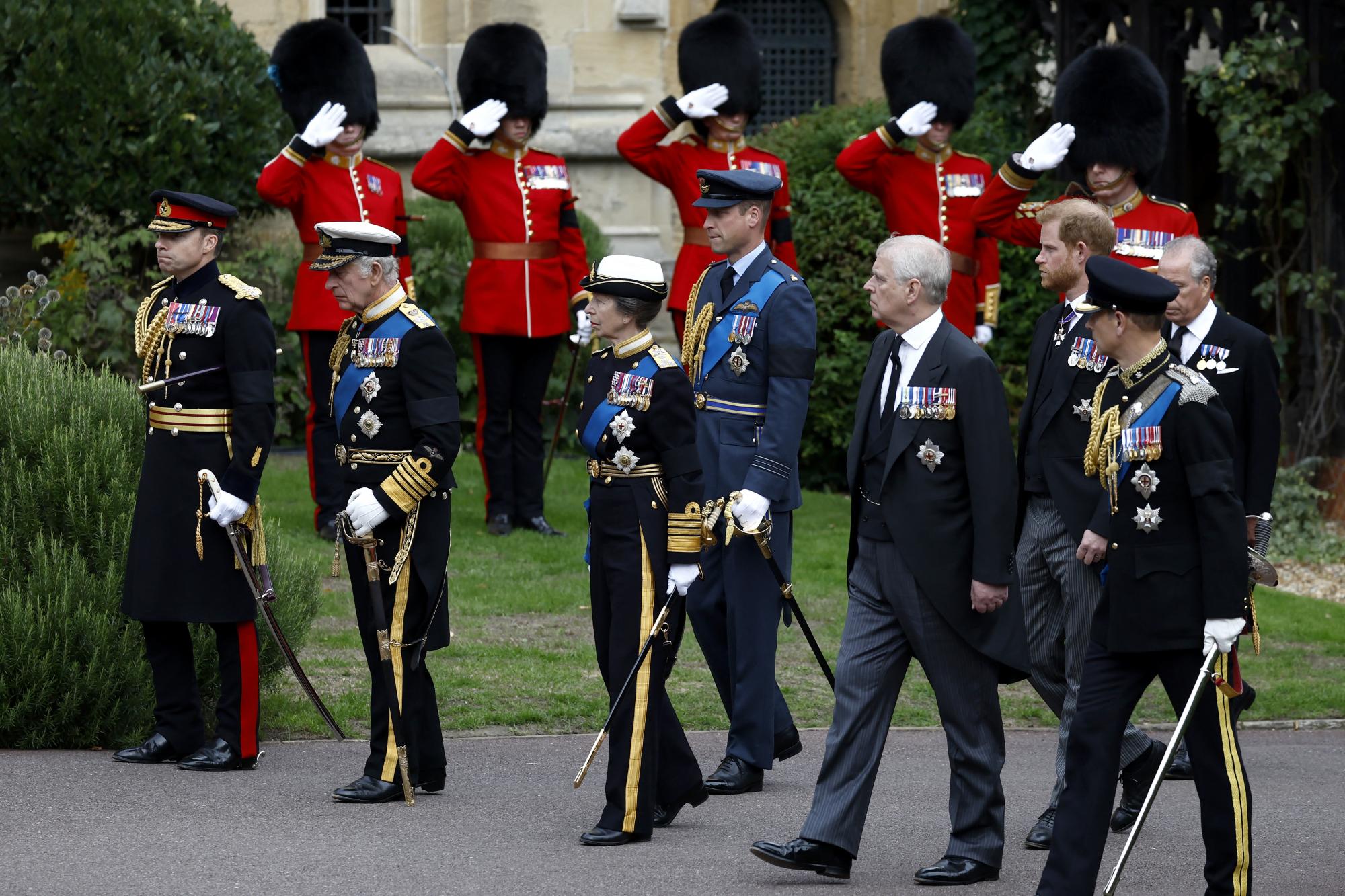 El rey Carlos III, la princesa Ana y los príncipes William, Andrés Eduardo y Harry a su llegada a la capilla de St George's en el castillo Windsor. (Photo by Jeff J Mitchell / POOL / AFP) $!El rey Carlos III, la princesa Ana y los príncipes William, Andrés Eduardo y Harry a su llegada a la capilla de St George's en el castillo Windsor. (Photo by Jeff J Mitchell / POOL / AFP)