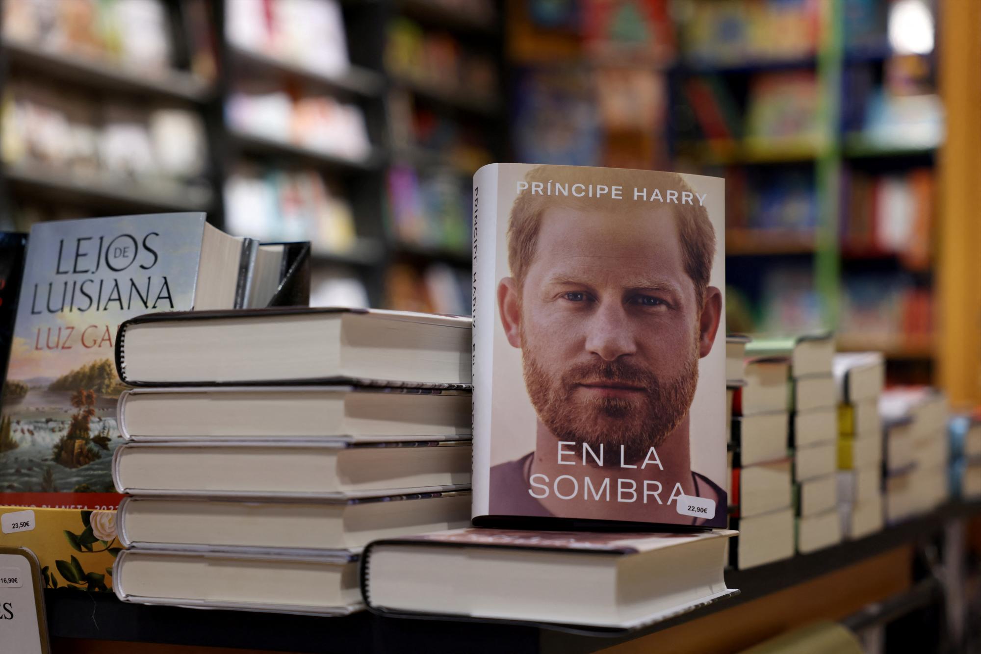 Copias de En la sombra (In the shadow), versión en español del libro de Harry puesto a la venta en una librería en Madrid (Photo by Pierre-Philippe Marcou / AFP) $!Copias de En la sombra (In the shadow), versión en español del libro de Harry puesto a la venta en una librería en Madrid (Photo by Pierre-Philippe Marcou / AFP)
