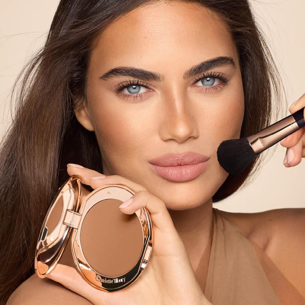 Aplica el bronceador en todas las zonas donde el sol incide naturalmente en tu rostro y pecho: mejillas, puente de la nariz, frente y escote.