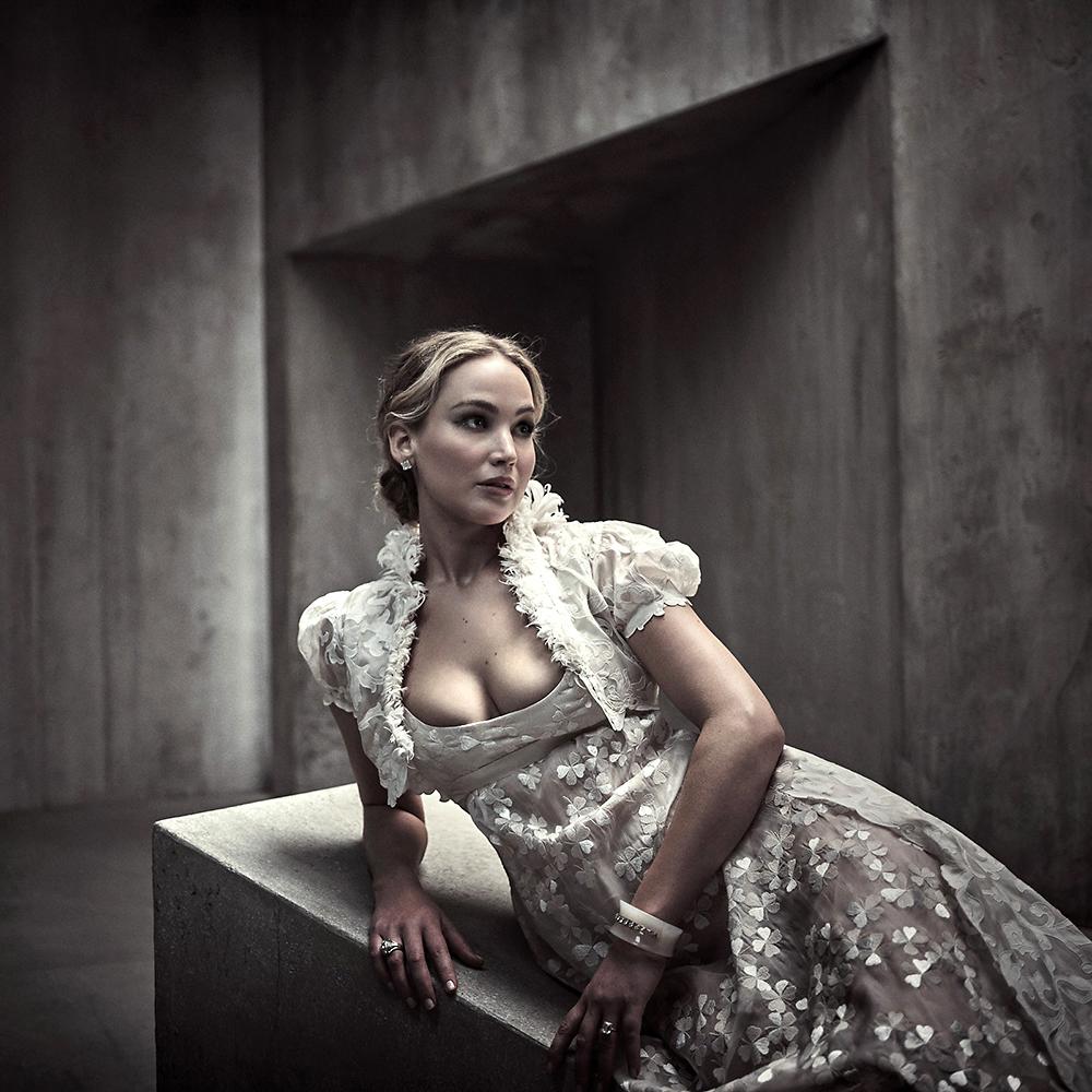 Jennifer Lawrence en un vintage dress by Givenchy