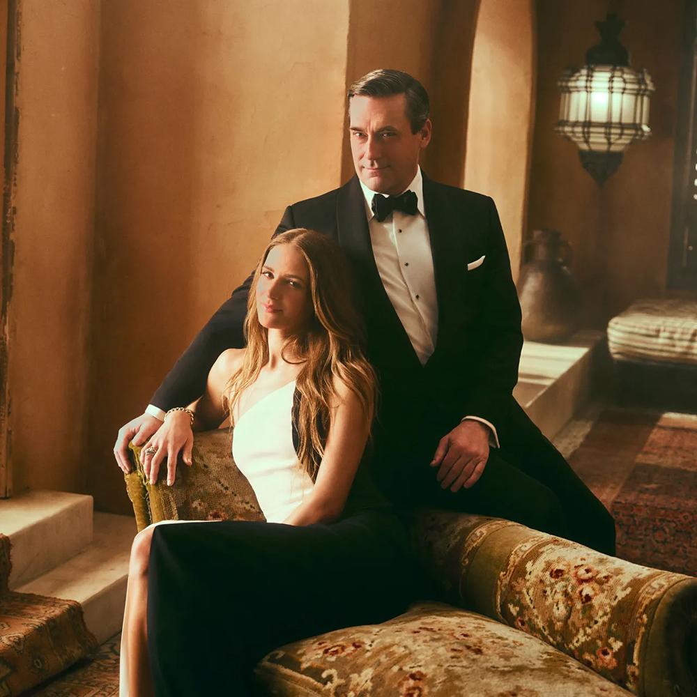 Jon Hamm y Anna Osceola 