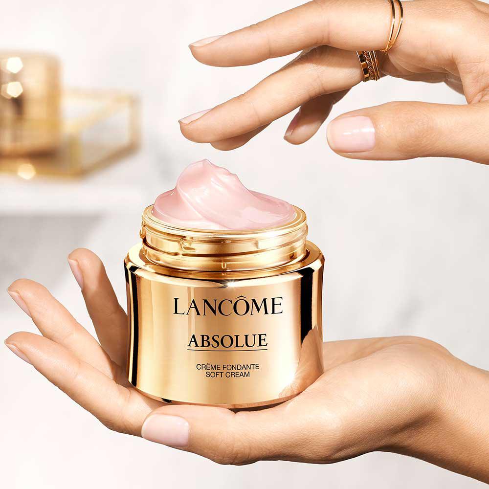 La nueva Absolue Soft Cream, enriquecida con extracto de rosa, ofrece un viaje multisensorial gracias a su inolvidable textura que se transforma de fundente a ligera al aplicarse sobre el rostro para un acabado sedoso y jugoso.