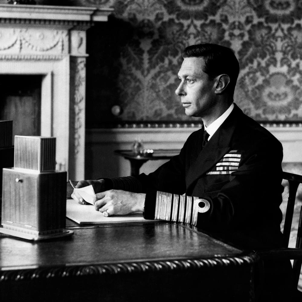 1952: Isabel reemplaza a su padre, enfermo, en una gira por la Commonwealth, con Felipe, nombrado duque de Edimburgo. El 6 de febrero,cuando se encuentra en Kenia, le informan de la muerte de su padre.