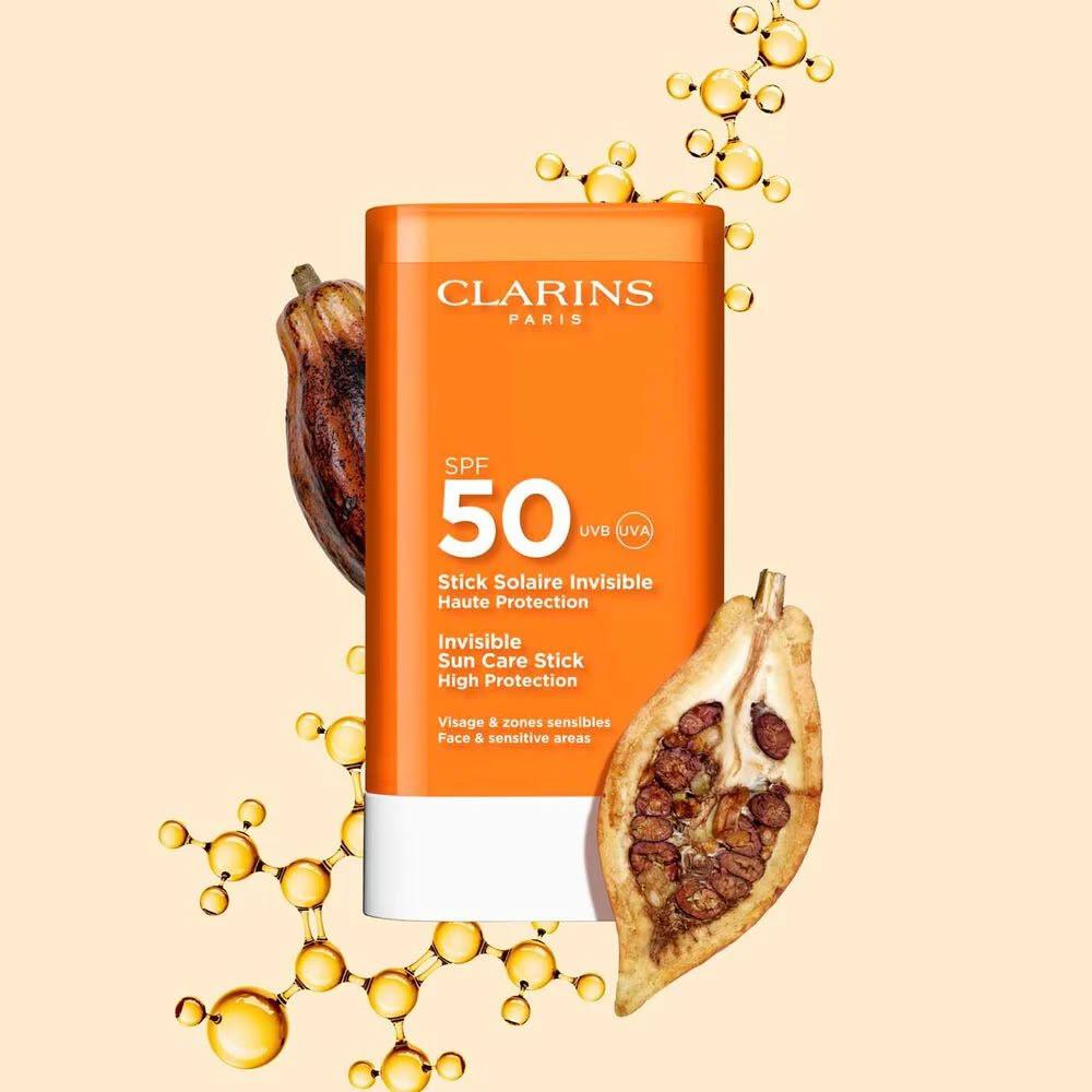 Clarins Sun Care Invisible Stick SPF50 es un protector solar en formato stick, diseñado para ofrecer alta protección contra los rayos UVA y UVB. Su textura invisible y cómoda lo hace ideal para zonas sensibles como el contorno de ojos, pómulos y nariz. Perfecto para reaplicaciones rápidas y limpias durante el día.