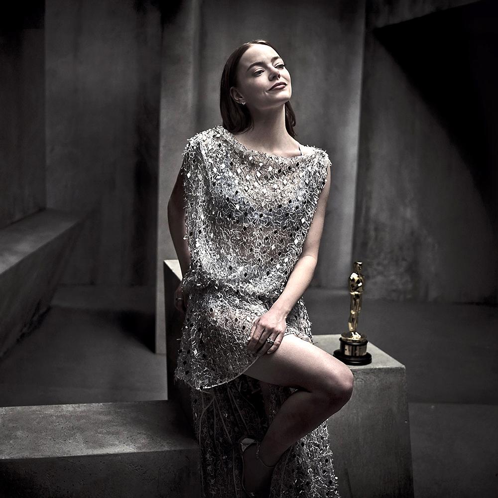 Vestida de Louis Vuitton, Emma Stone posa con su segunda estatuilla como Mejor Actriz por su papel en Poor Things