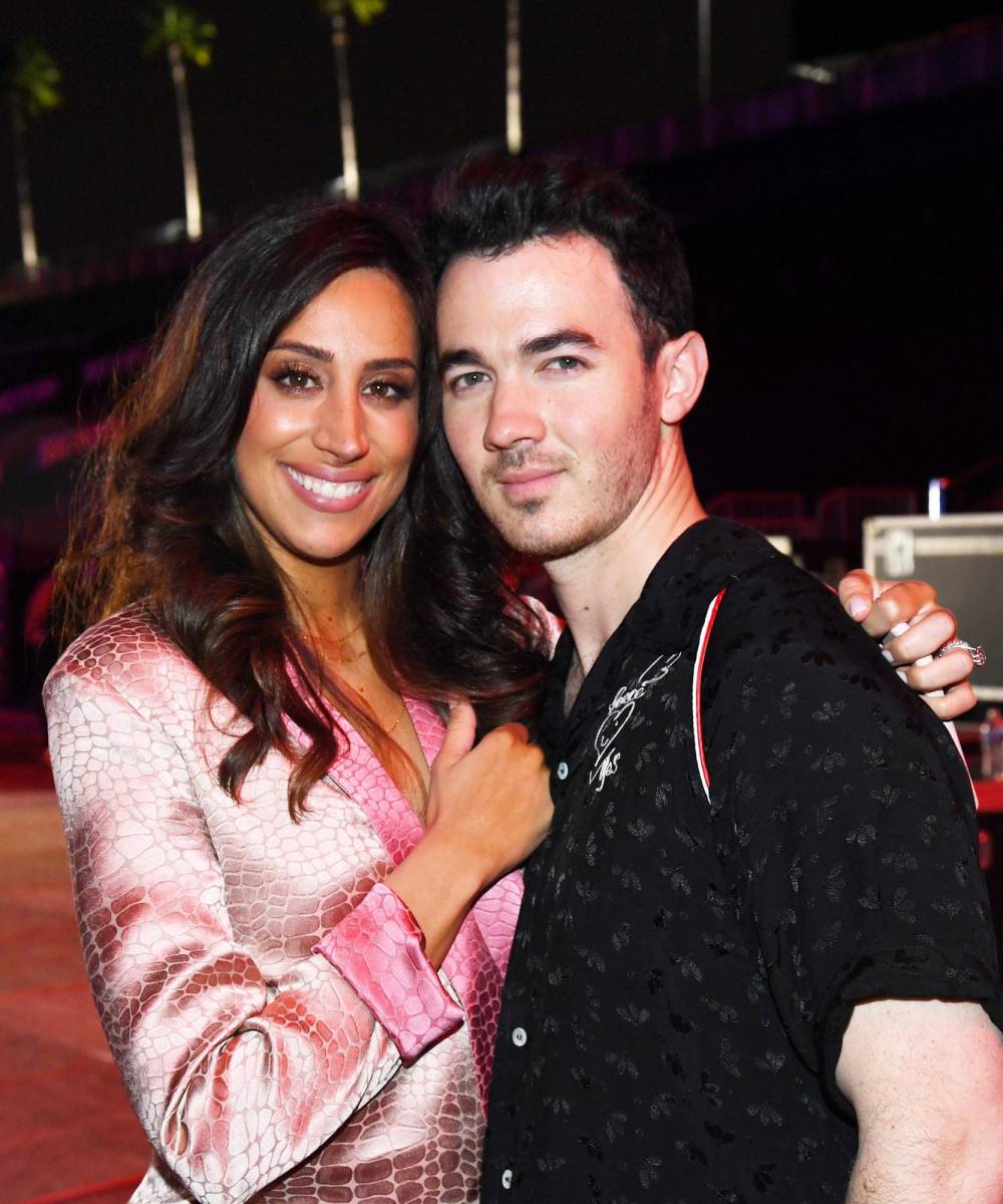 Kevin Jonas se comprometió con su esposa, Danielle Deleasa, cuando él tenía 21 años y ella 22. Ahora llevan 10 años de casados y tienen dos hijas, Valentina y Alena.