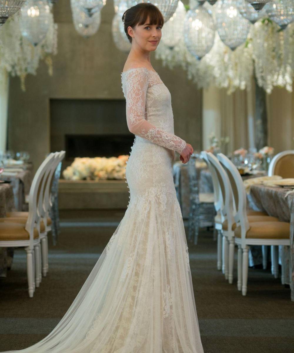 50 sombras liberadasAnastasia Steele (Dakota Johnson) enamoró a todo el público cuando apareció con un vestido de novia ajustado al cuerpo con un encaje delicado para dar el sí a Christian Grey (Jamie Dornan); un vestido que definitivamente no podremos olvidar jamás.