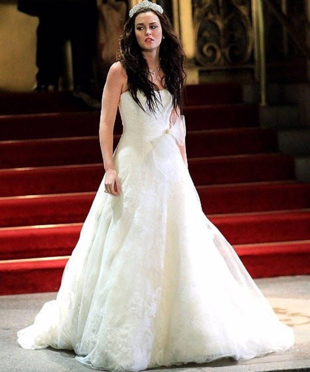 Gossip GirlPara su boda con Louis, Blair eligió un diseño como de princesa, strapless con una aplicación de un chongo al lateral de la cintura.