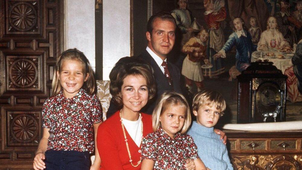Por su parte, Felipe VI, nace un 30 de enero de 1968 en Madrid (España), hijo del entonces rey Juan Carlos I y la reina Sofía, a tan solo días de nacido fue proclamado Príncipe de Asturias y heredero al trono.