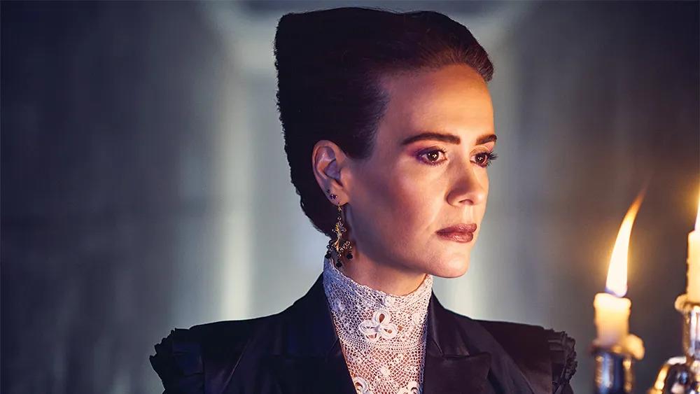 La exitosa serie de antología <b>American Horror Story</b>, de Ryan Murphy, te mantendrá despierto toda la noche con 12 temporadas aterradoras. Desde fantasmas, aliens y brujas hasta payasos asesinos.