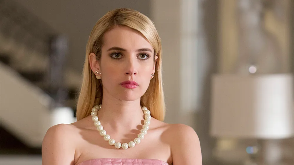 <b>15. Emma Roberts</b>Destacando como pilar en “American Horror Story” de Ryan Murphy, brilló en “Scream Queens,” una serie de FOX, combinando slasher y comedia. Además, su participación en “Scream 4” solidificó su relevancia en el género del terror.