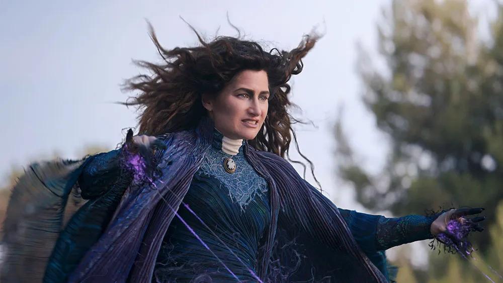 <b>Agatha en todas partes - 18 de septiembre [Disney+]</b>Agatha Harkness se da cuenta de que ha perdido sus poderes cuando un misterioso adolescente gótico la libera de un conjuro engañoso. El chico despierta el interés de Agatha cuando le ruega que lo lleve a la legendaria Senda de las Brujas, un mágico camino lleno de pruebas que recompensa a las brujas que las superan dándoles lo que más quieren.Agatha unirá fuerzas con el joven gótico y junto a un aquelarre de brujas desesperadas para ir hacia la Senda, superar todas las pruebas y conseguir aquello que tanto desean.