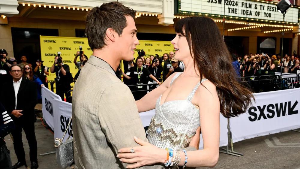 En esta película, Anne Hathaway trabajará junto al actor Nicholas Galitzine, quien ha destacado recientemente en el género romántico después de su participación en “Rojo, blanco y sangre azul”, otra exitosa producción de Amazon Prime. 