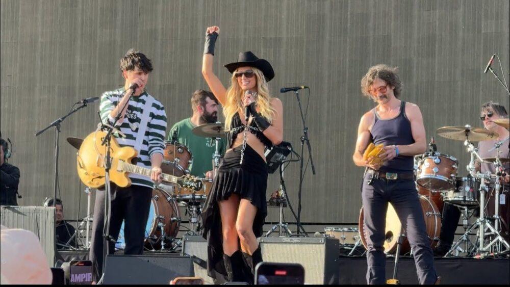 El show de Vampire Weekend terminó con la improvisación de Cocaine Cowboys, pero esta vez trajeron a una invitada especial: Paris Hilton, vestida con un sombrero de vaquero.