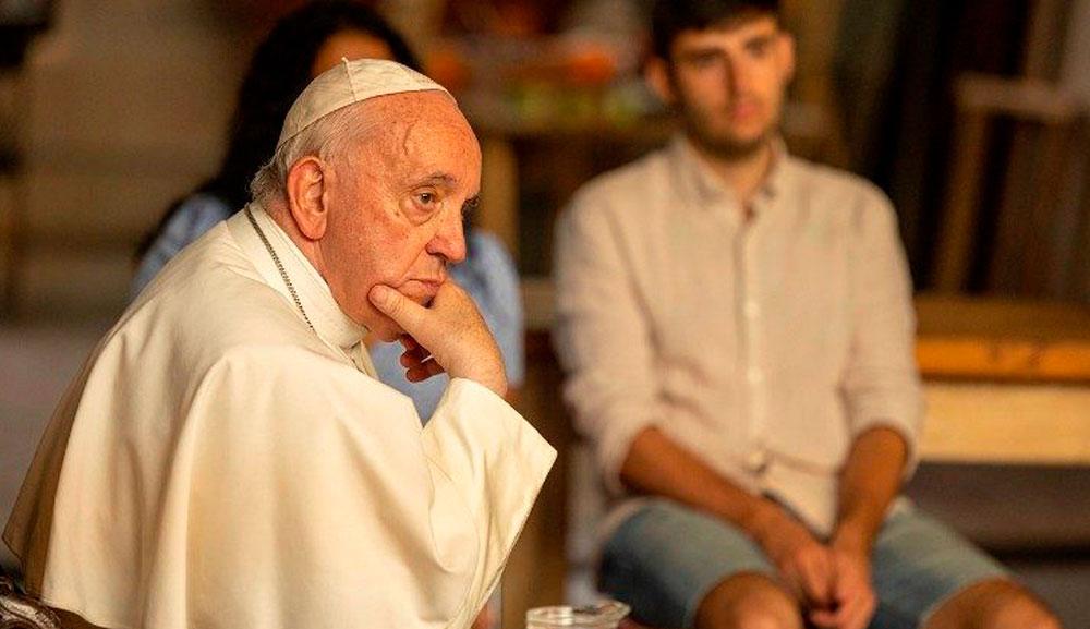 <b>Amén: Francisco responde (Disney+).</b>Este documental muestra al Papa en un formato íntimo: cara a cara con jóvenes de distintos contextos y creencias. Hablan de aborto, feminismo, racismo, migración, abuso sexual y otros temas sensibles. Francisco no esquiva nada. Escucha, contesta, duda. Y en ese diálogo, revela su lado más humano.