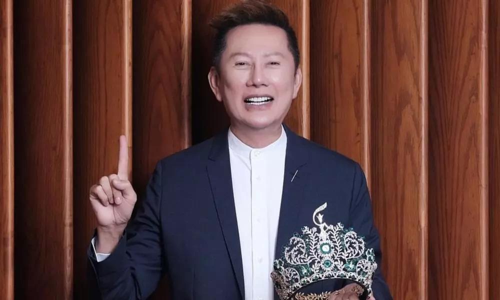 En una conferencia de prensa en Bangkok, Nawat Itsaragrisil, presidente y director de MGI, dijo: “¿Qué hace que Thae sea tan delirante? Si quiere el primer lugar y siente que lo merece, le sugiero que cree su propio certamen para que pueda ganar todos los títulos. Alguien como ella no debería participar en nada competitivo ni desafiar a otros. Debería quedarse en su propio mundo imaginario, de fantasía y virtual”.