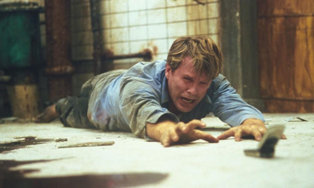 <b>Saw (2004)</b>Despertar encadenados en un cuarto oscuro y frió sin saber como llegaste a ese lugar y para aumentar esa desesperación con un desconocido y un cadáver ,mientras un maniático disfrutar el juego de sobreviviente definitivamente no es la mejor manera de empezar un día!