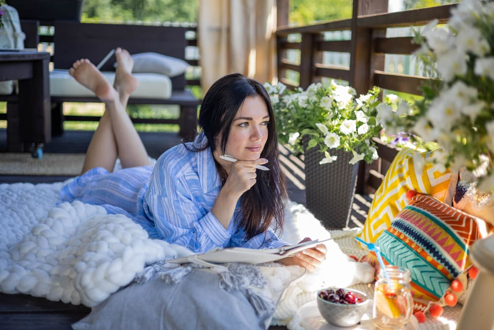 Aumenta tu autoconocimiento. Normalmente cuando leemos un libro, siempre nos basamos en nuestras mismas experiencias, a nuestro carácter o nuestras emociones; es decir, cuando practicamos este hábito nuestra mente no está del todo enfocada en el libro, sino que nuestro cerebro entra en el mismo estado que cuando está divagando, lo que se conoce como “Default Mode Network”. Esto se debe a que nuestros pensamientos están tratando de entender la nueva información, asociándose con nuestras mismas experiencias. No obstante, lo que en realidad estamos haciendo es profundizar en nosotros mismos.