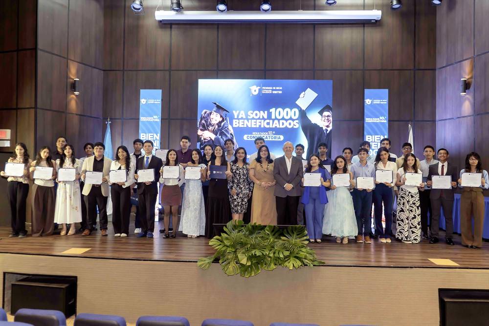 Los nuevos becarios de la zona norte con Astrid Elena Férez, directora de CEUTEC, Roxana Espinal, Vicerrectora de Vinculación Institucional UNITEC Campus San Pedro Sula y Roberto Nasser representante de la Fundación Nasser.