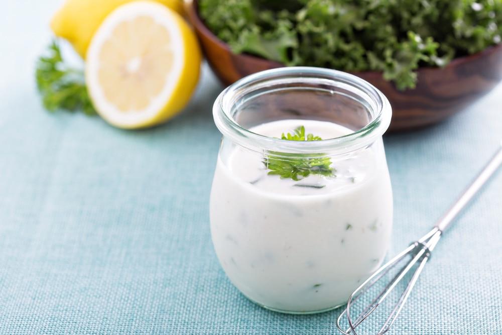 Vinagreta Ranchera. Solo tienes que mezclar un yogur con una cucharada de aceite de oliva y una de vinagre, salpimienta y bate. Para darle más aroma, puedes añadirle alguna especia o hierba aromática: cebollino o perejil picados, menta fresca y eneldo.