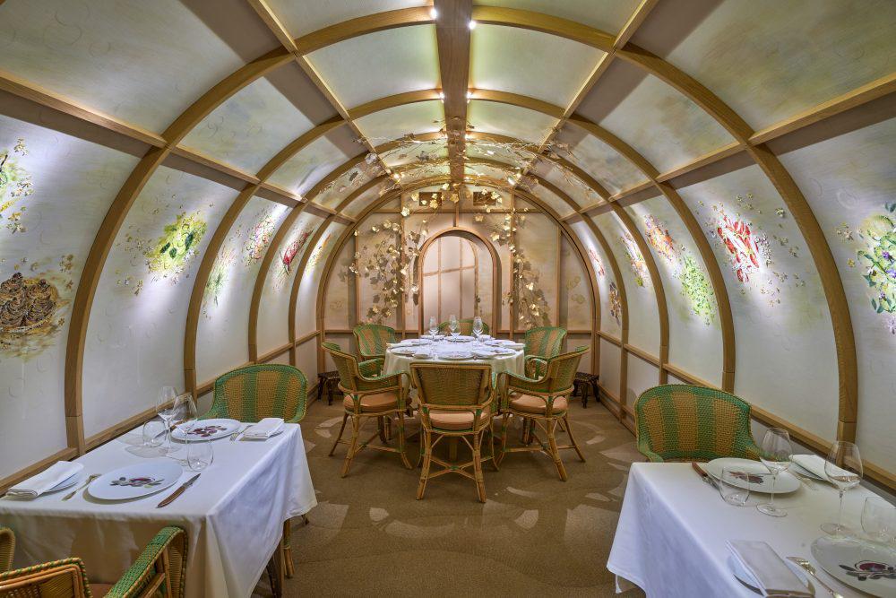 45. <a rel="nofollow" href="https://www.alain-passard.com/en/">Arpège</a> es un renombrado restaurante ubicado en París, Francia, conocido por su enfoque en la cocina vegetariana y de vegetales, aunque también ofrece platos de carne y pescado. Dirigido por el célebre chef Alain Passard, Arpège ha sido galardonado con tres estrellas Michelin y es famoso por su innovación culinaria y el uso de ingredientes frescos y de alta calidad.