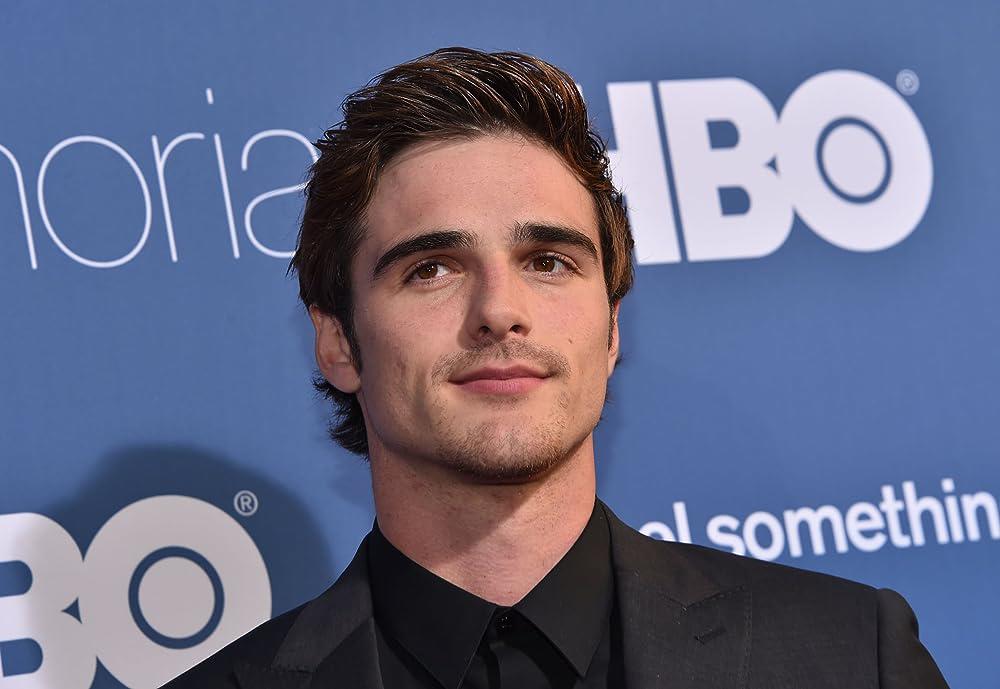 <b>Jacob Elordi</b> ascendió a la fama gracias a su destacado papel en “The Kissing Booth” de Netflix, consolidándose como una estrella en ascenso con potencial para ser nominado en los próximos Premios Oscar. Después de este éxito, Elordi ha colaborado con renombrados talentos como Zendaya, Sofia Coppola y Ana de Armas, participando en producciones notables como “Euphoria”, “Priscilla” y “Saltburn”. Su versatilidad y colaboraciones con figuras destacadas de la industria cinematográfica son un claro indicio de un prometedor y emocionante futuro en el mundo del cine.