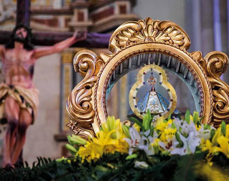 Todo está preparado para la celebración del 279º hallazgo de la Virgen de Suyapa, patrona de Honduras. Miles de devotos de todo el país se reúnen para expresar su gratitud y conmemorar esta fecha especial. En honor a su aniversario, te comparto la historia del descubrimiento de la Virgen de Suyapa.