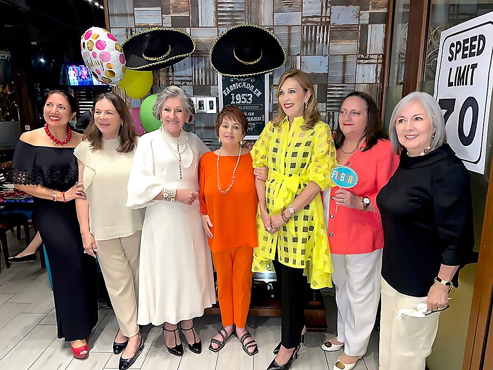 Martha Calderón, Mildred Handal, Isabel Chahín, Lorraine Miselem, la cumpleañera Zobeida Saybe, Lucema Kawas y Laura Abufele.